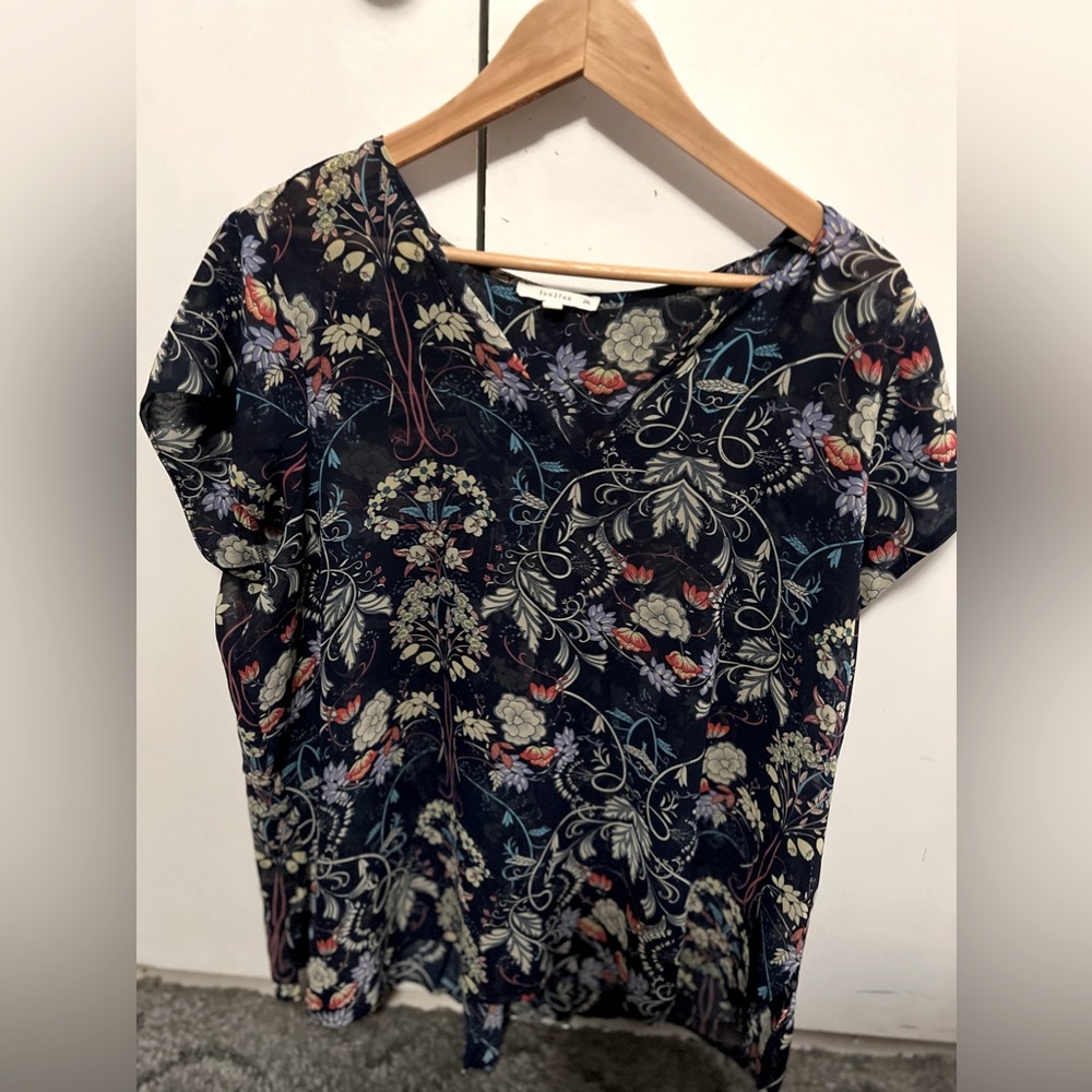 Women’s fun2fun blouse size 2xl no holes or stains.